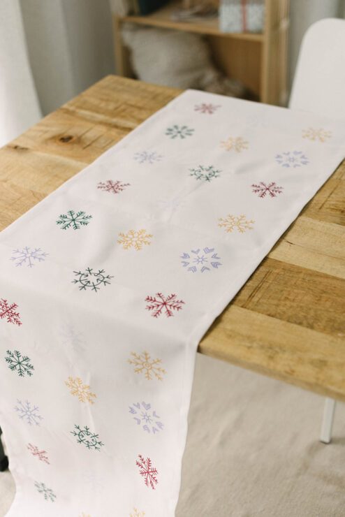 winterlicher Tischläufer mit bunten Schneeflocken