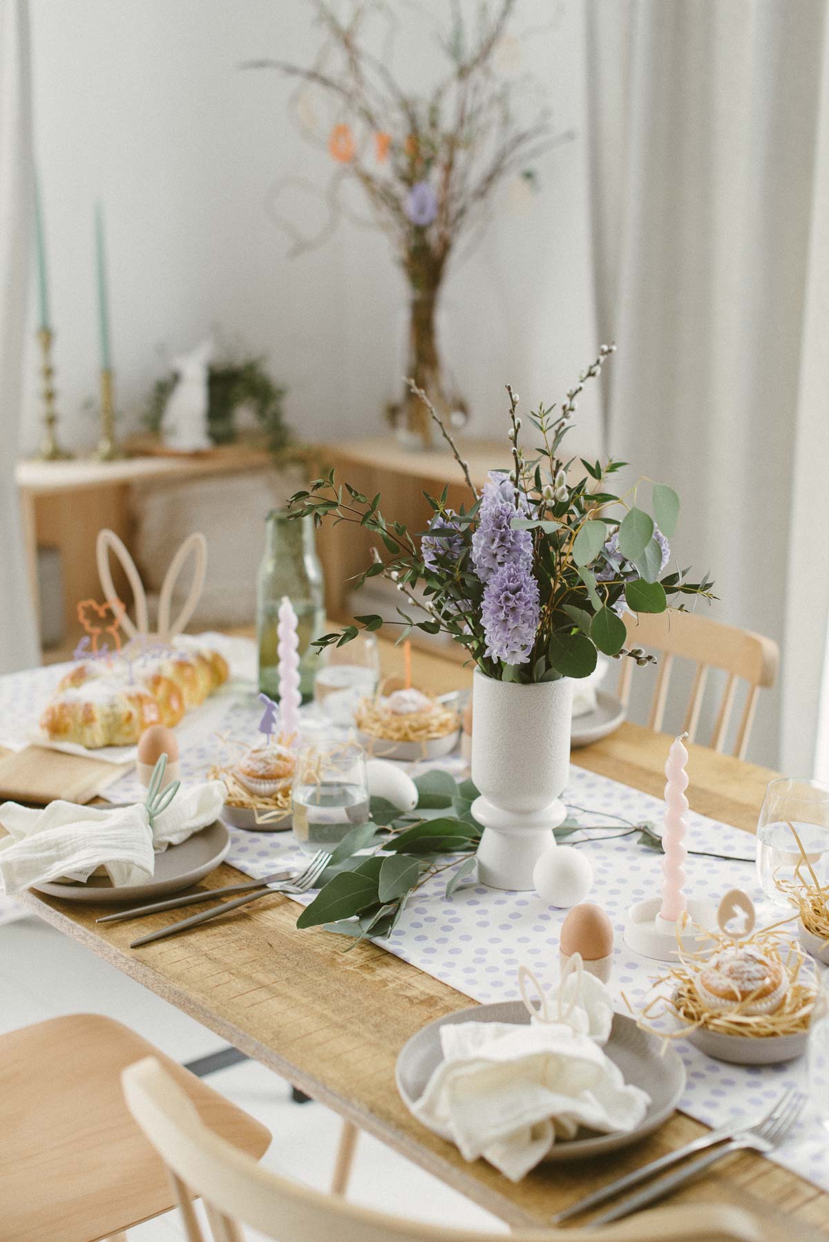 Tischdeko an Ostern in Flieder, Olivegrün und Beige