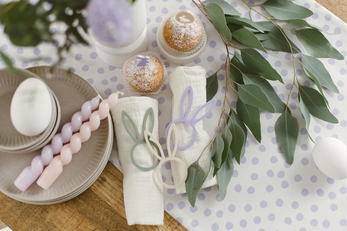 Beige, Olive und Flieder – Deko für den Osterbrunch in modernen Pastellfarben