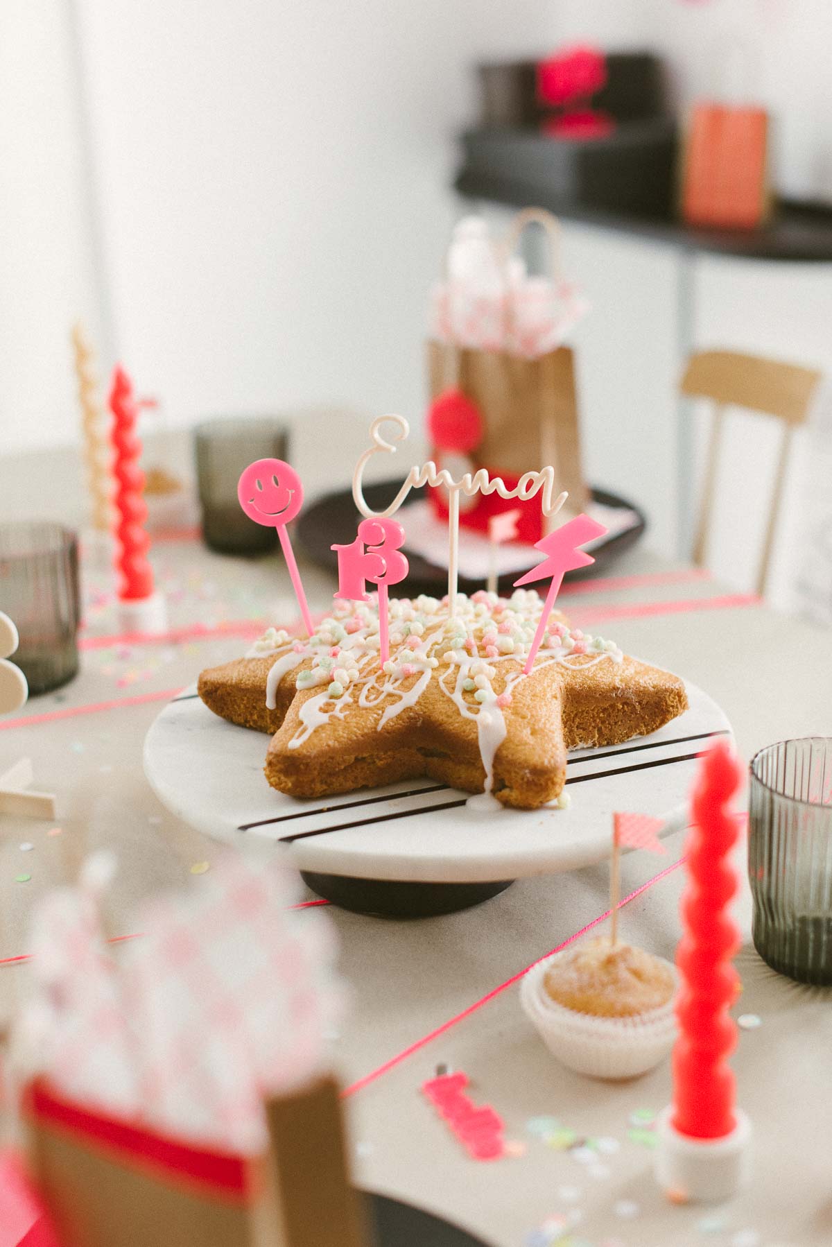 Geburtstagskuchen mit Cake Topper Neon