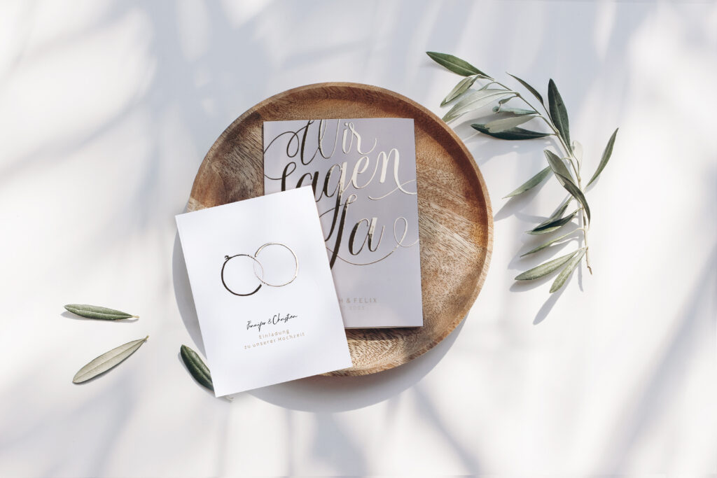 Elegante Hochzeitseinladung mit Golddruck