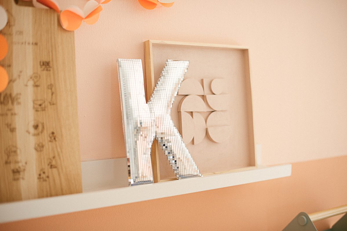 DIY Disco-Deko selber machen mit Spiegelsteinchen