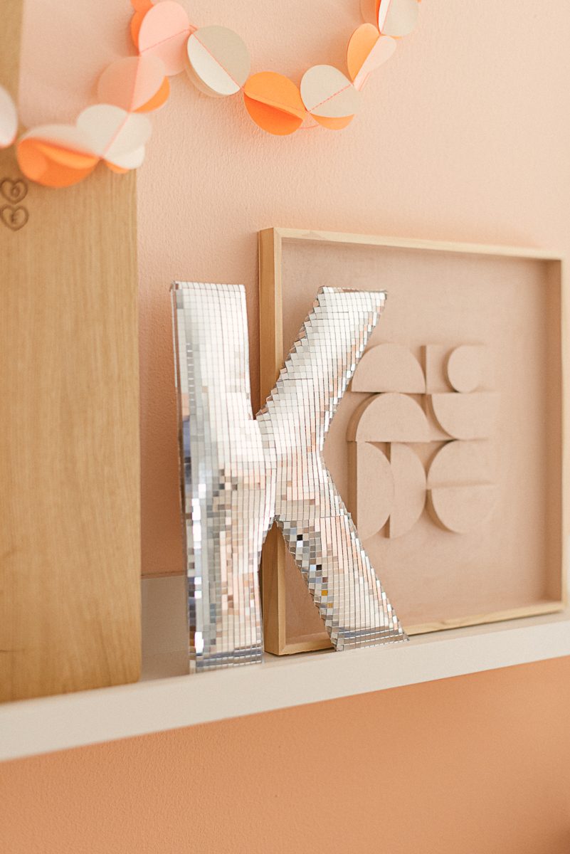 Funkelnder Disco-Buchstabe mit Spiegelmosaik DIY