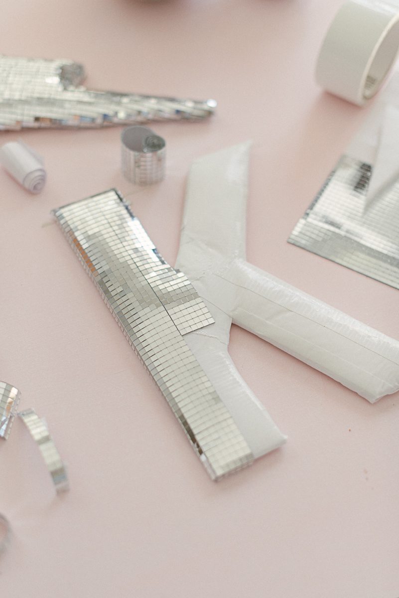 DIY Disco-Deko selber machen mit Spiegelsteinchen Anleitung