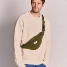 HINDBAG Olivia Bauchtasche in Khaki mit weicher Wolloptik. Verstellbarer Gurt, recyceltes Material und viel Platz. Ideal als Crossbody Bag.