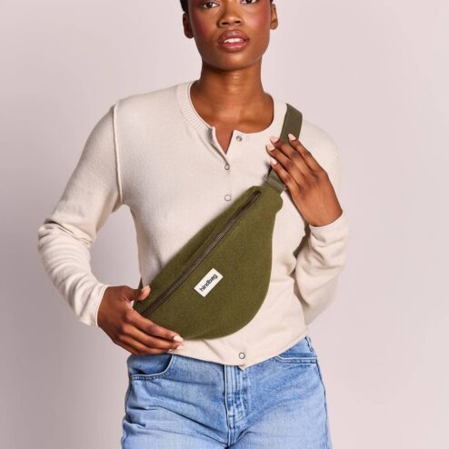 HINDBAG Olivia Bauchtasche in Khaki mit weicher Wolloptik. Verstellbarer Gurt, recyceltes Material und viel Platz. Ideal als Crossbody Bag.