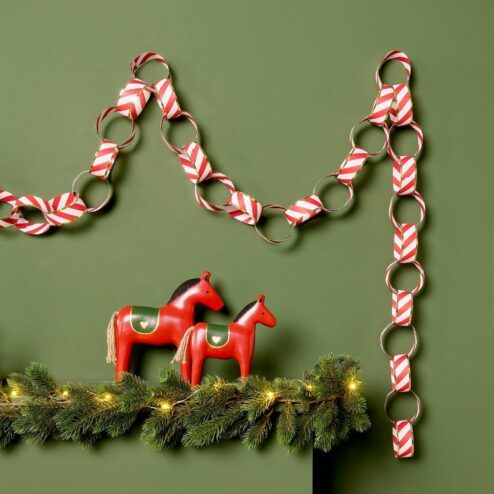 DIY Girlande Candy Cane auf grüner Wand