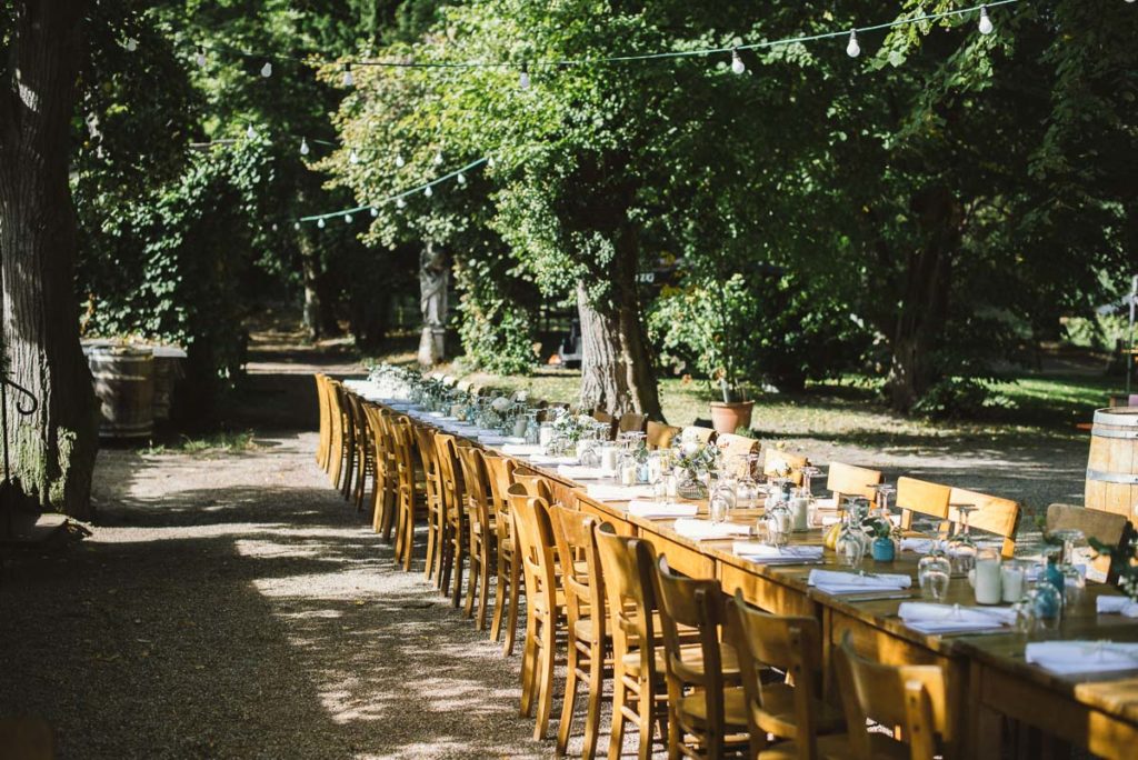 Lange Tafel unter Bäumen