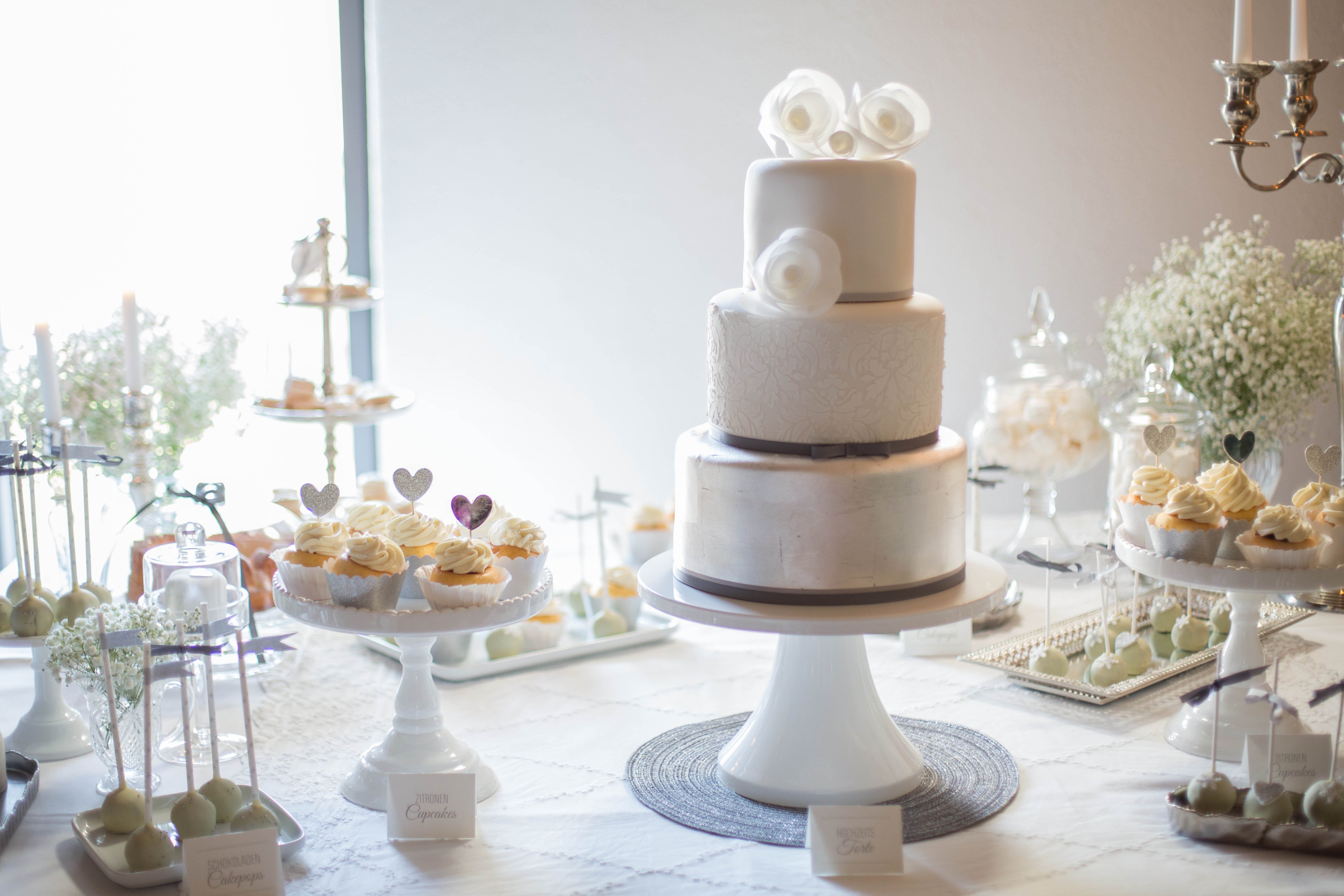 Desserbuffet einer Winterhochzeit auf der Maisenburg