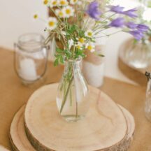 Holzscheiben für die Tischdekoration einer Scheunenhochzeit