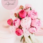 Brautstraußinspiration im April: üppig blühende und herrlich duftende Pfingstrosen, kombiniert mit ein paar schönen Freilandrosen.