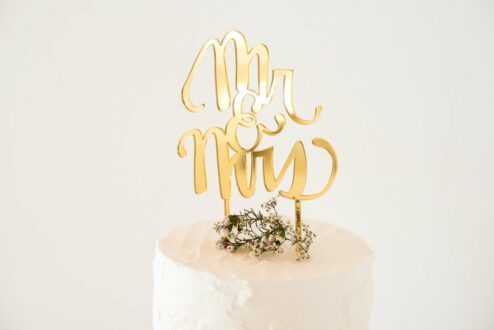 Goldener Mr & Mrs Cake Topper für die Hochzeitstorte