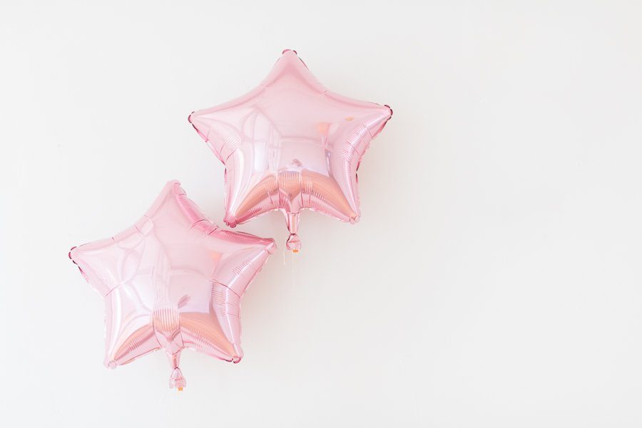 2 rosa Folienballons in Stern-Form