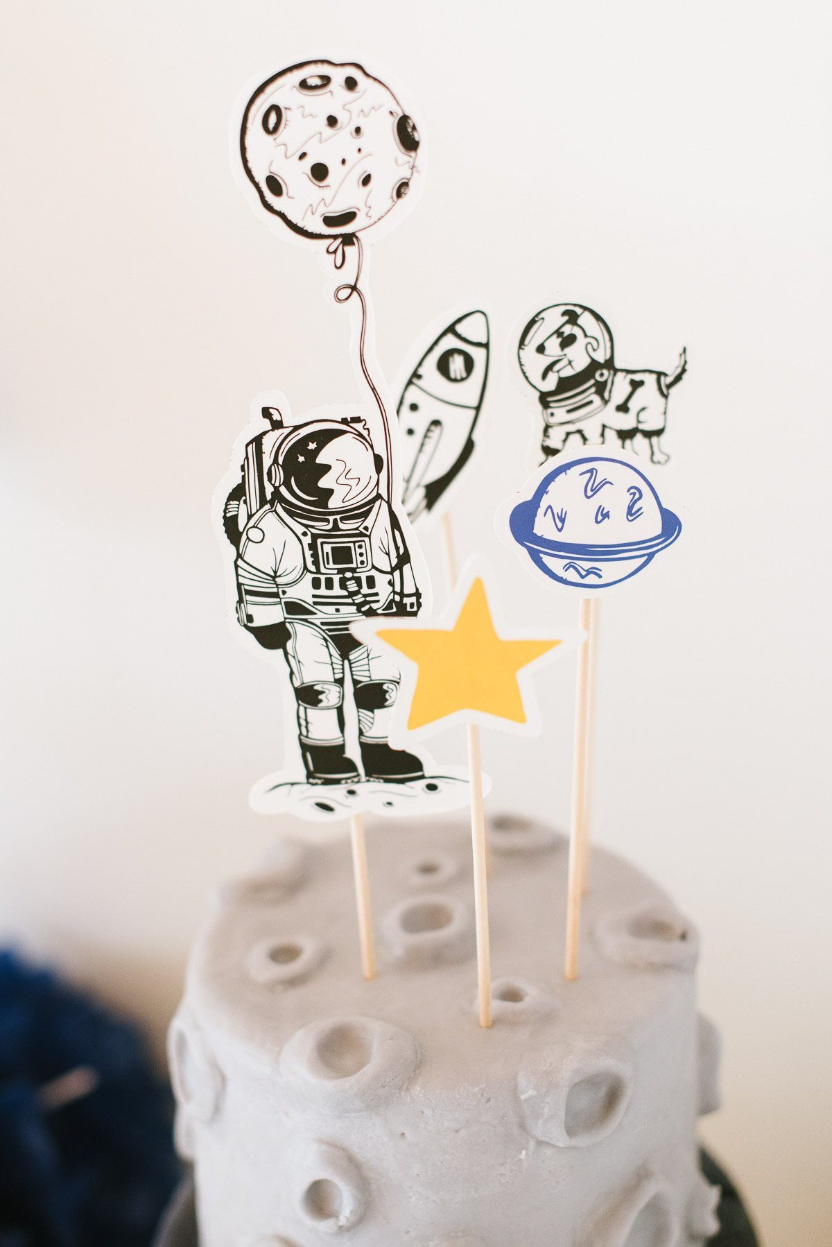Astronauten und Weltraum Kindergeburtstag feiern mit unserer Geburtstagsparty Box. Inklusive Einladung, Deko- und Spieleideen für euren Weltall Geburtstag