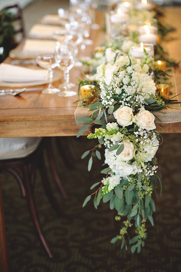 Üppige Blumengirlande als Tischdekoration bei Hochzeiten
