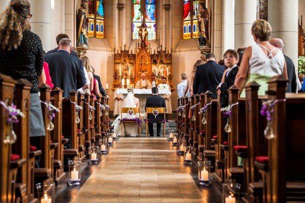 Kirchendekoration lila Hochzeit