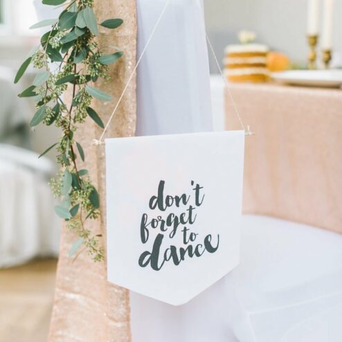 Dekoration für die Hochzeit: Wimpel mit Aufschrift 'Don't forget to dance