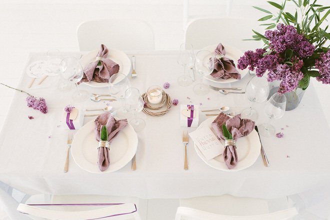 Tischdekoration mit Flieder in lila für die Hochzeit im Frühling11