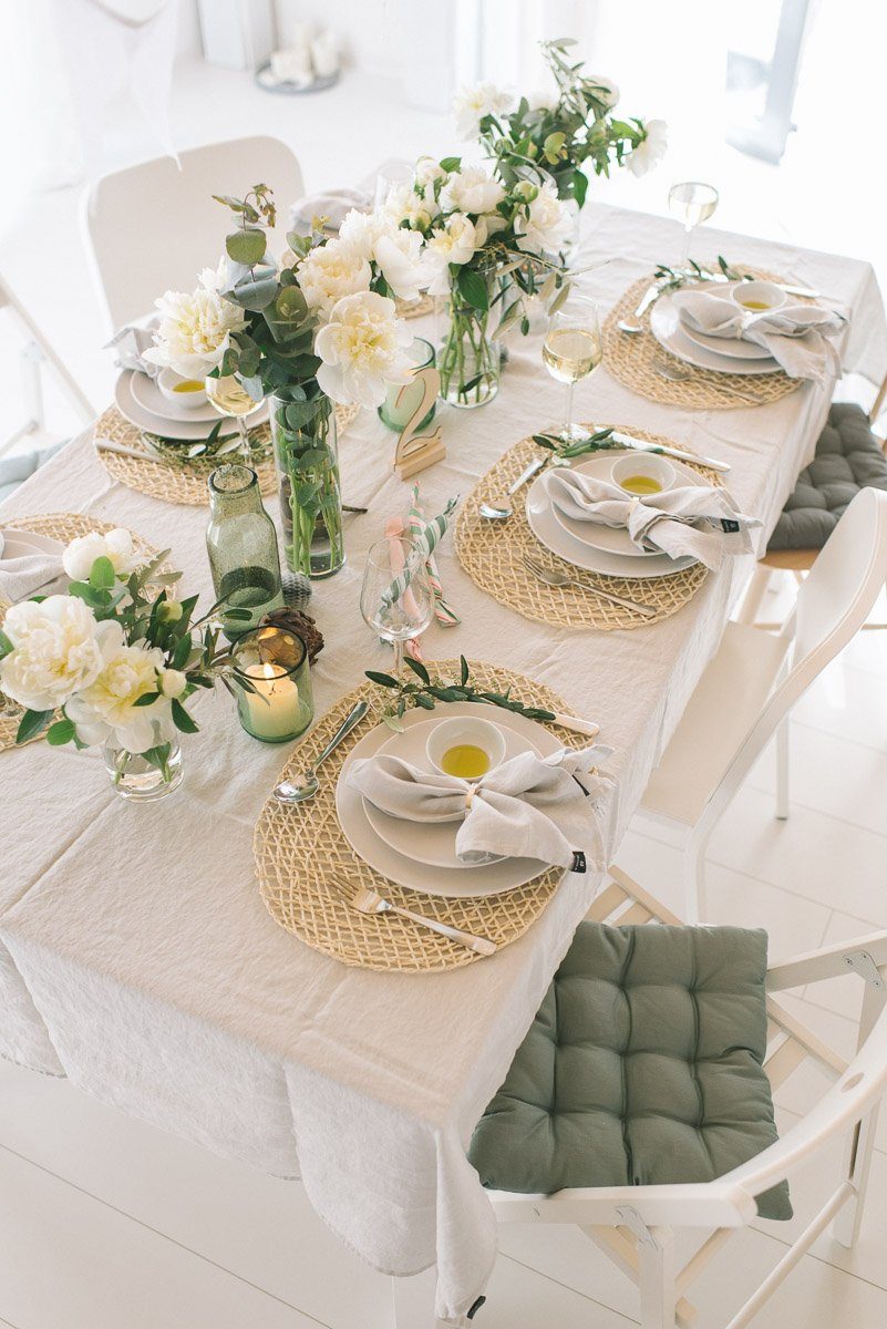 Tischdecke mit weißen Pfingstrosen