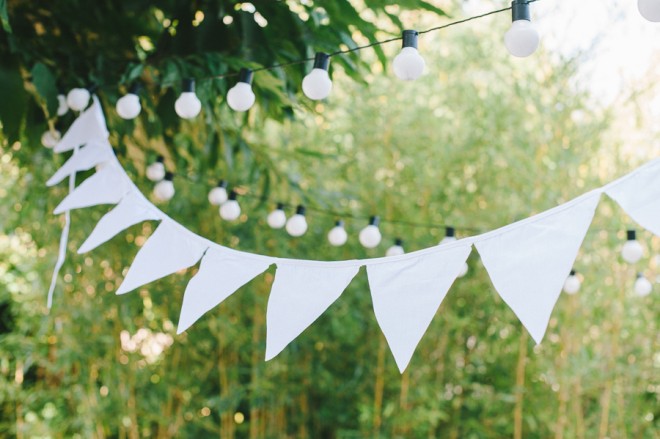 Girlande aus weißen Stoffwimpeln für die Hochzeit