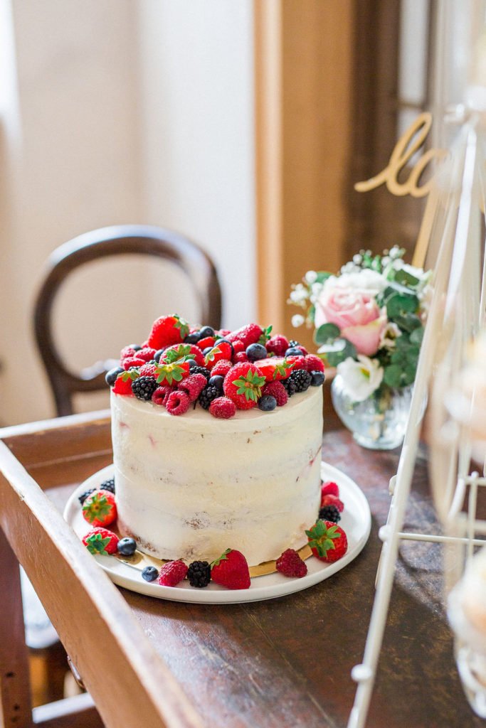 Hochzeitstorte mit Beeren