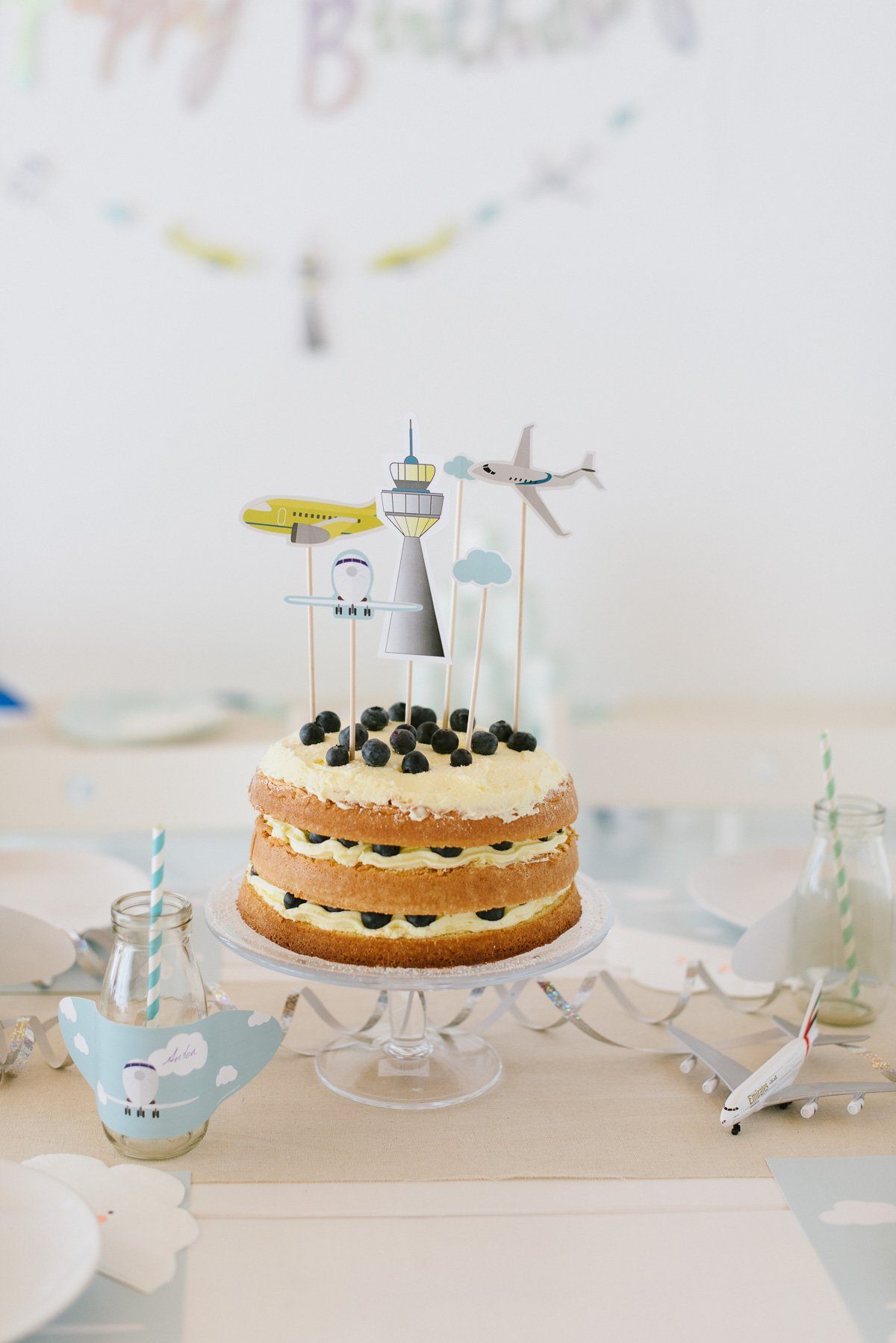 Mit der Fräulein K Flugzeuge Geburtstagsbox können kleine Piloten einen Tag lang ihren großen Traum leben! Feiert fröhliche Flugzeuge Geburtstagsparty!