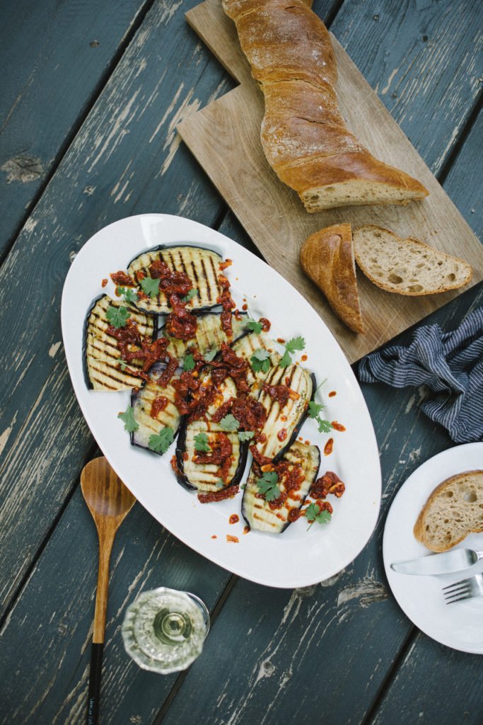 Rezept: Gegrillte Auberginen mit Tomatensalsa