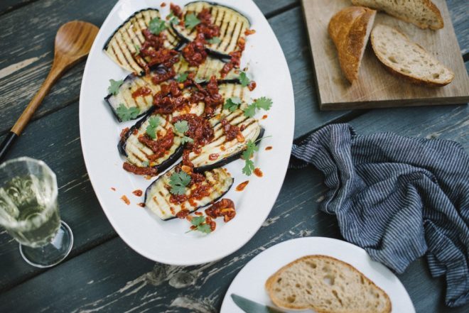 Gegrillte Auberginen mit Tomatensalsa