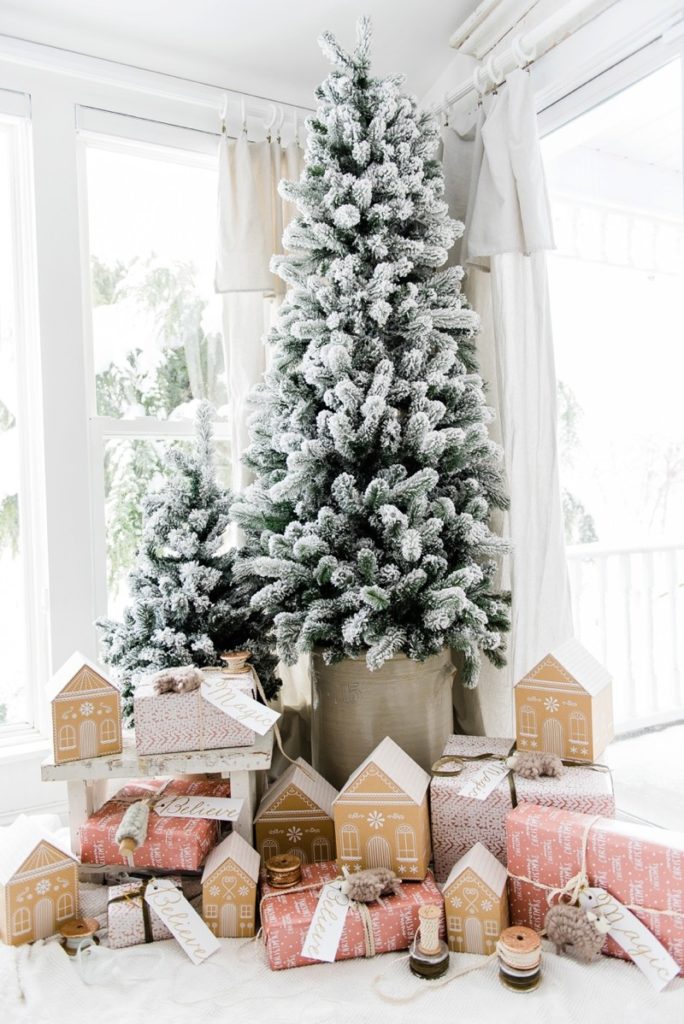 Tannenbaum mit geschenken in rose