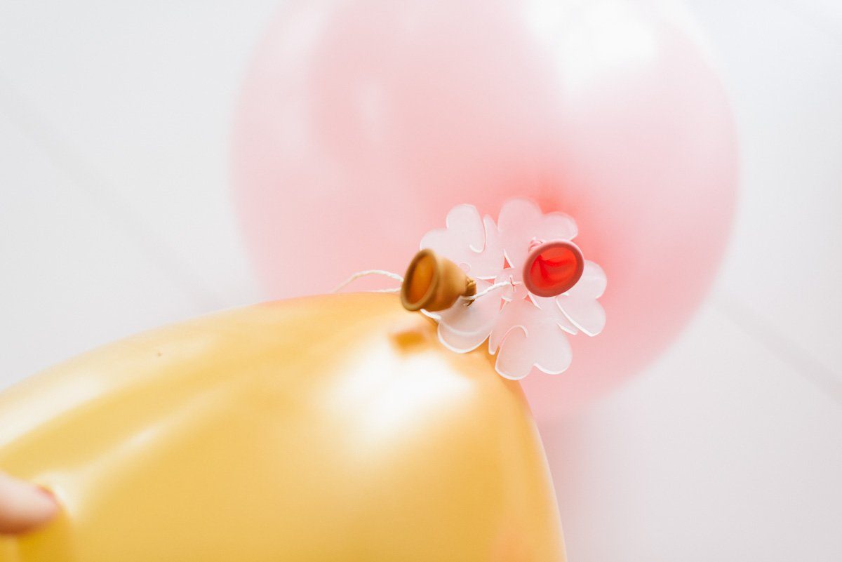 Luftballons für Ballongirlande mit Scheibe verbinden