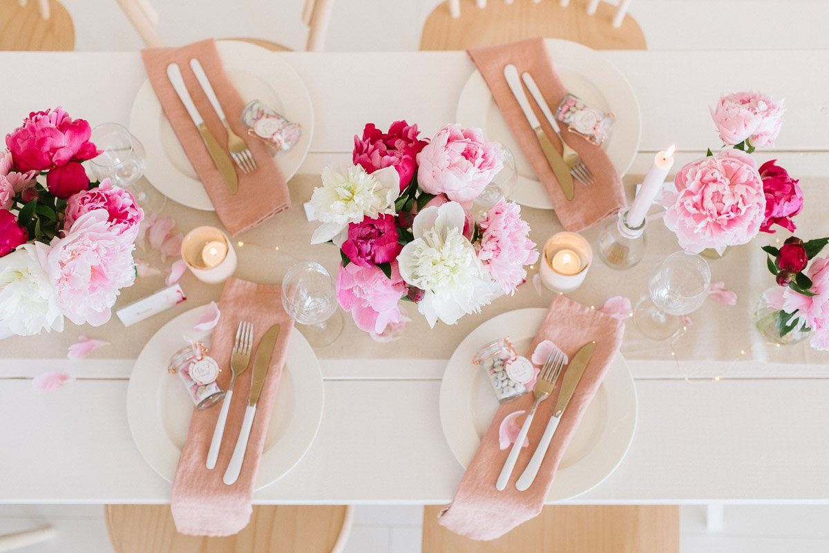 Aufsicht Tischdekoration mit Pfingstrosen zur Hochzeit