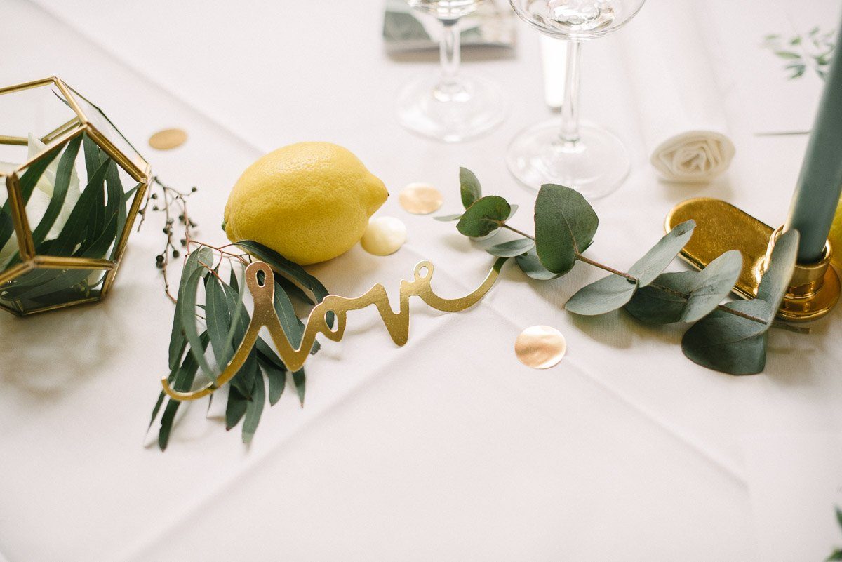 Dekoration Sommer Hochzeit in Gold, gelb und Eukalyptus