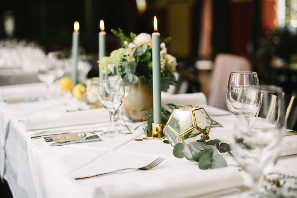 Dekoration Sommer Hochzeit in Gold, gelb und Eukalyptus