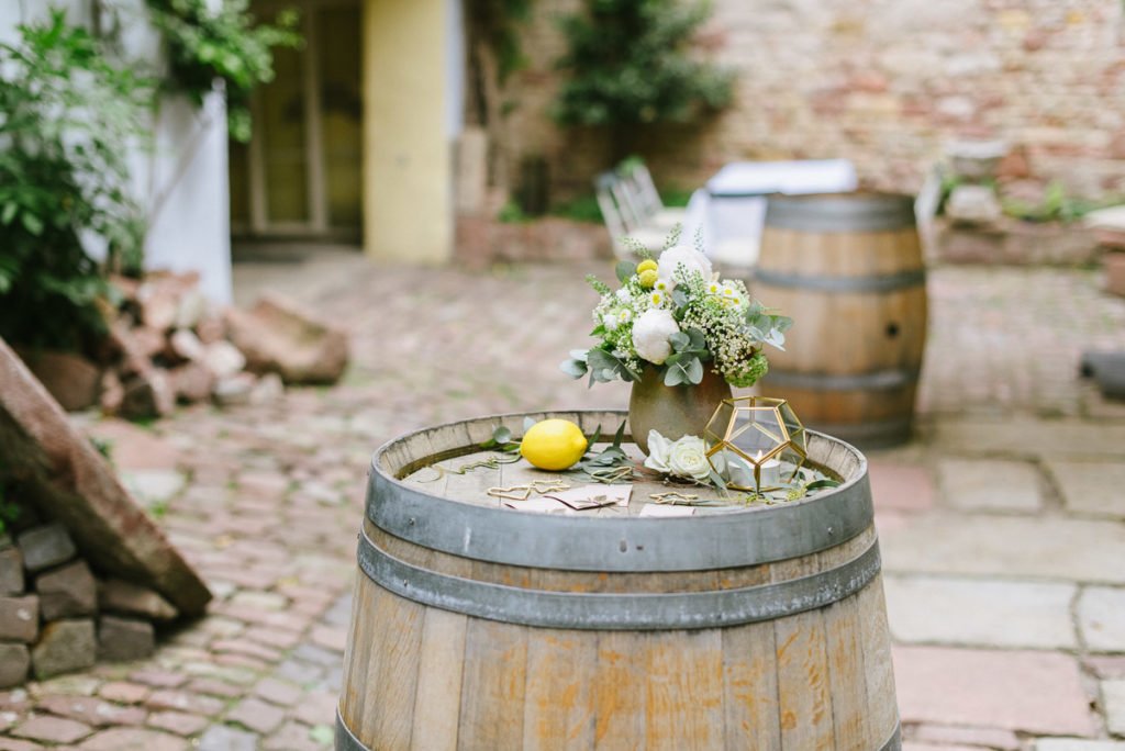 Dekoration Sommer Hochzeit in Gold, gelb und Eukalyptus