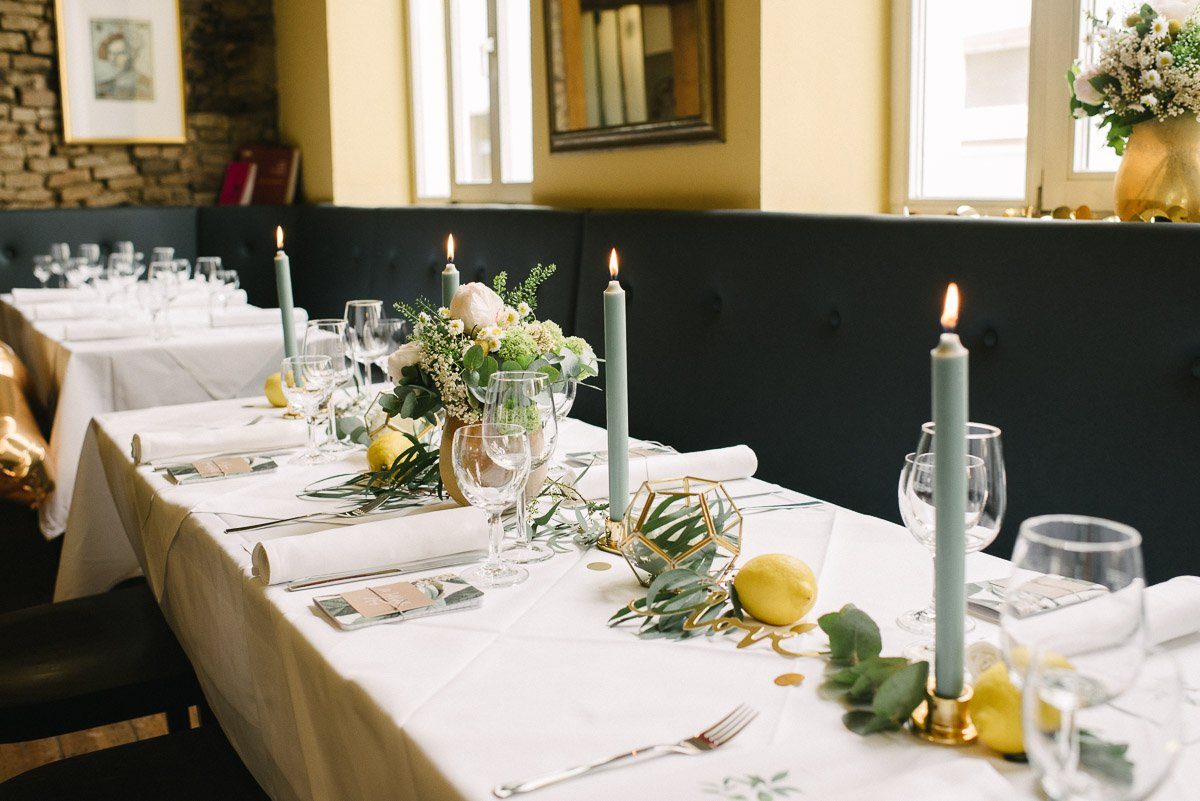 Dekoration Sommer Hochzeit in Gold, gelb und Eukalyptus