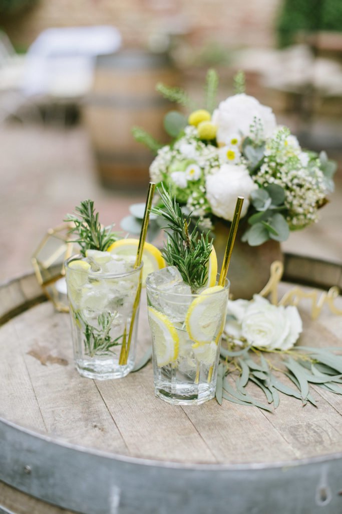 Dekoration Sommer Hochzeit in Gold, gelb und Eukalyptus