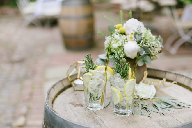 Dekoration Sommer Hochzeit in Gold, gelb und Eukalyptus