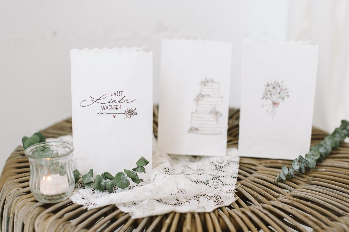 DIY Gästebuch Alternative: Beschriftete Lichttüten für eure Hochzeit - Einfach Lichttüten selber machen und Hochzeitsgäste verewigen