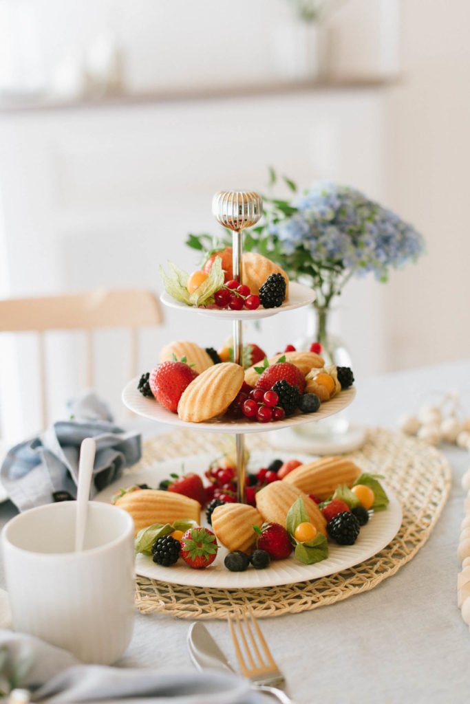 Etagere mit Beeren und Madeleines