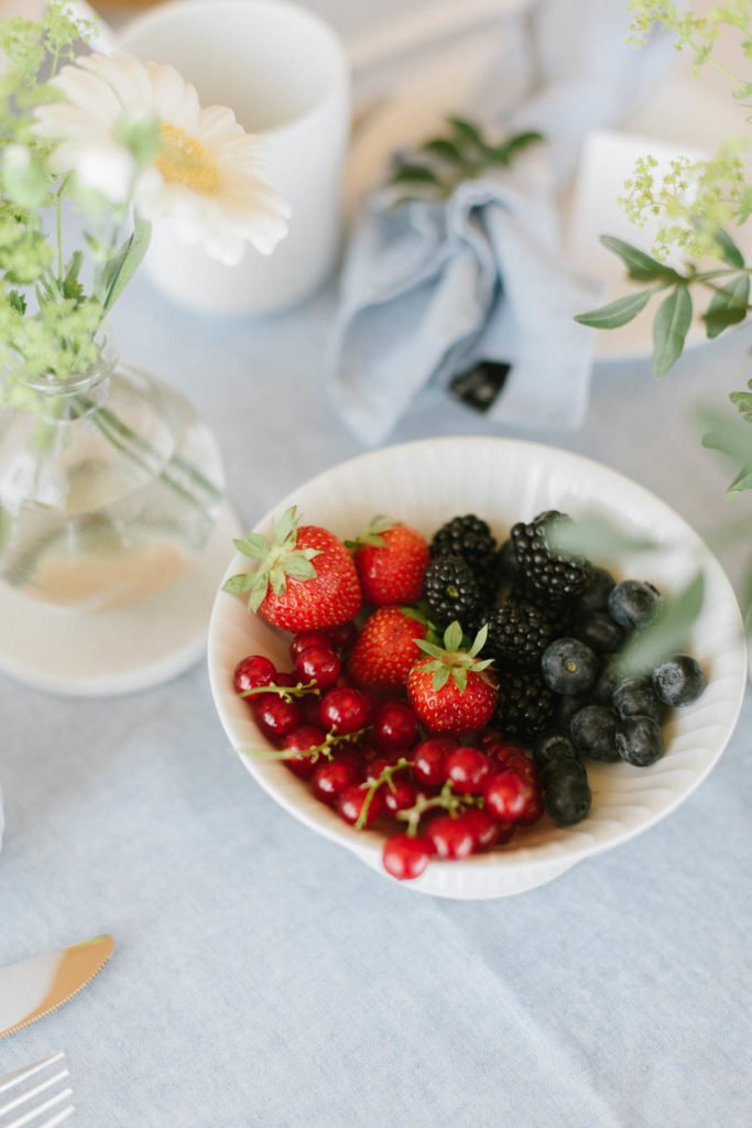 Kleine Schüssel mit verschiedenen Beeren