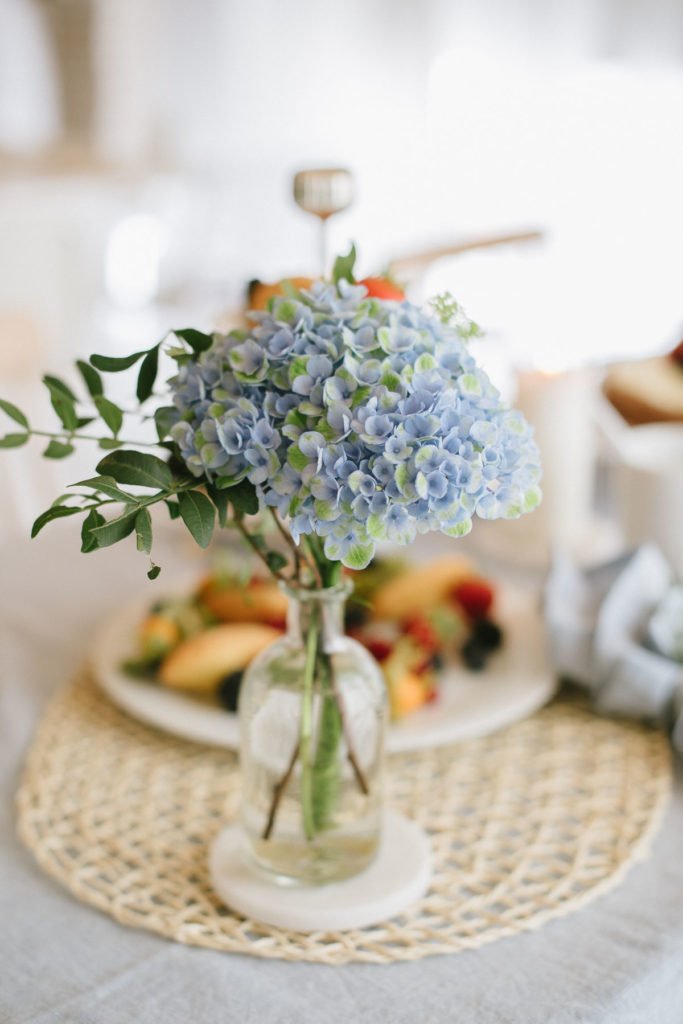 Kleiner Blumenstrauß mit blauer Hortensie