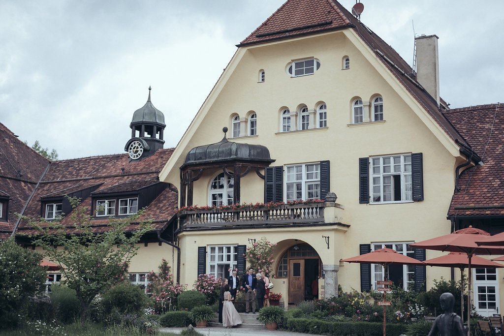 Rustikal natürliche Hochzeit auf Gut Sonnenhausen - Rosa und Till haben geheiratet und wir zeigen euch ihre Hochzeitsfeier im Münchner Umland