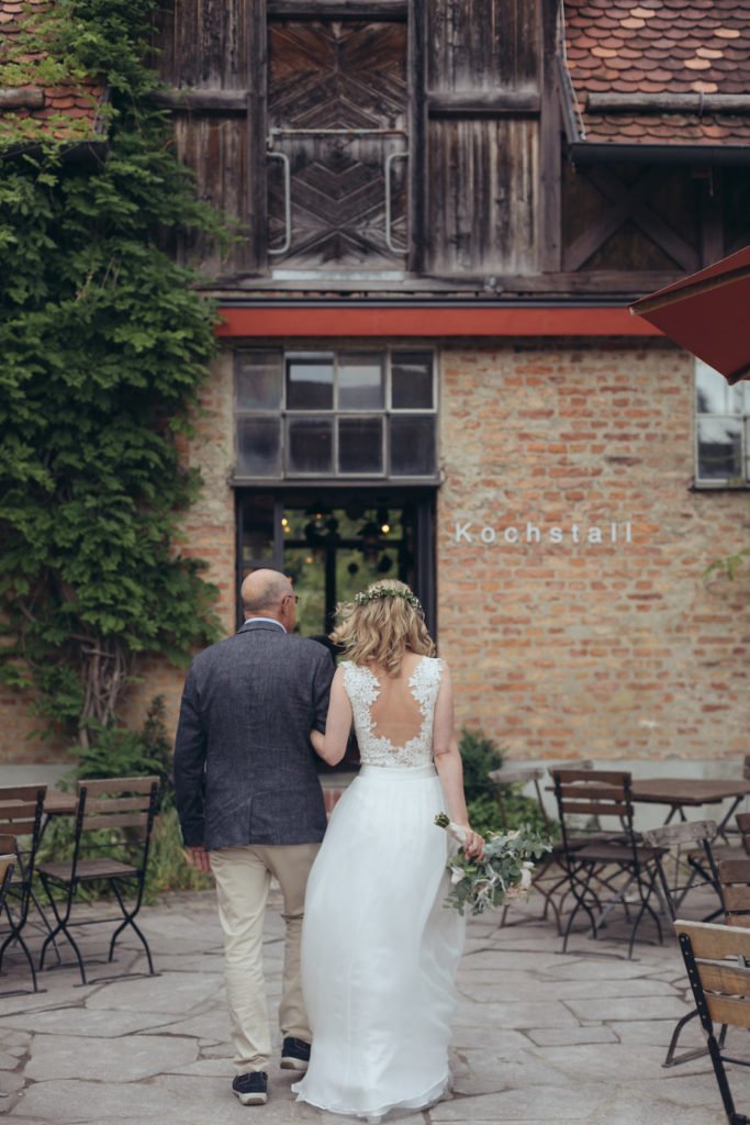 Rustikal natürliche Hochzeit auf Gut Sonnenhausen - Rosa und Till haben geheiratet und wir zeigen euch ihre Hochzeitsfeier im Münchner Umland