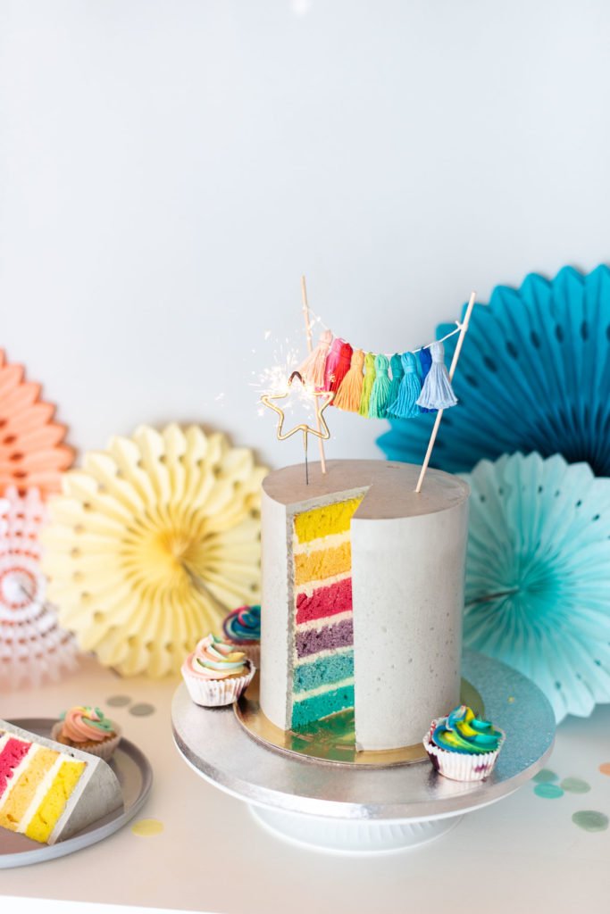 Torte mit Regenbogenfarbe