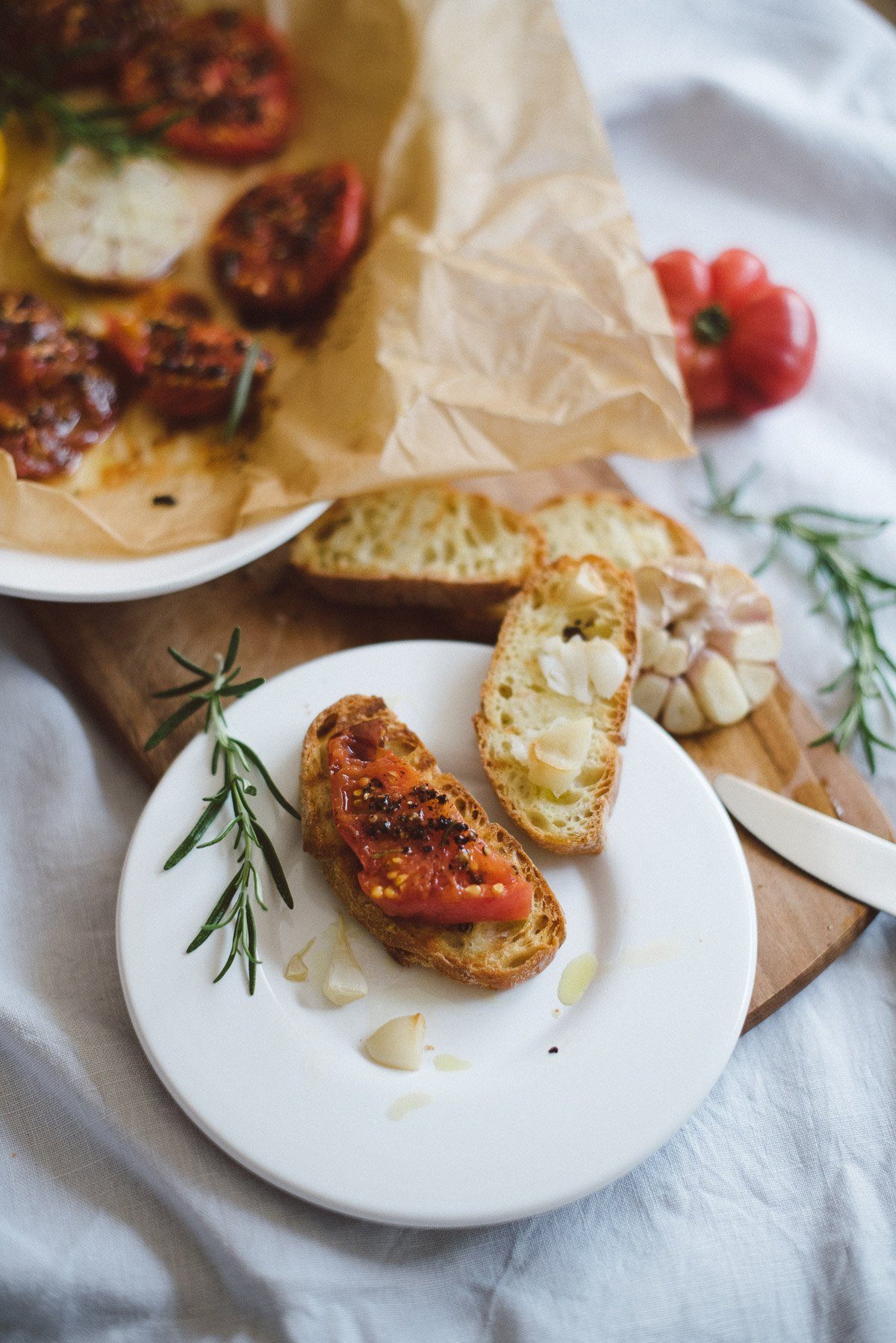 Bruschetta mit im Ofen gegrillte Tomaten