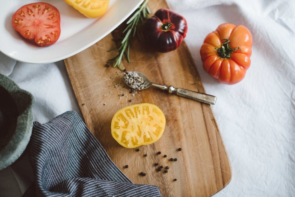 Aufgeschnittene, große gelbe Tomate auf Brett