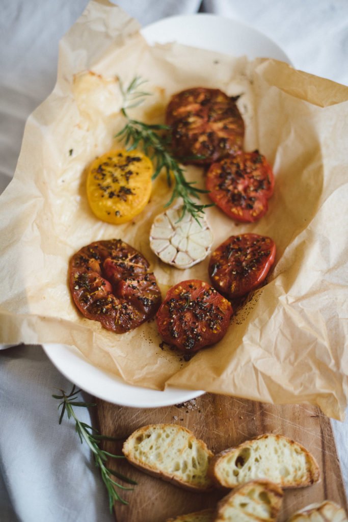 Gegrillte Tomaten mit Gewürzen auf einer Servierschale