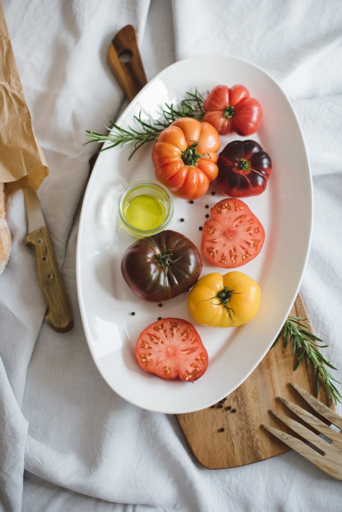 Verscheidene Tomatensorten in einer Schale teils aufgeschnitten