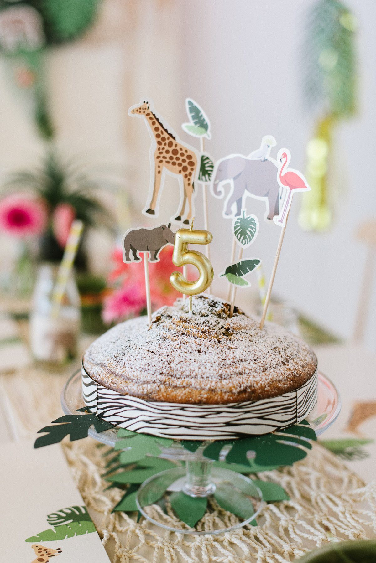 Zebrakuchen mit Tieren und Kerze zum Kindergeburtstag