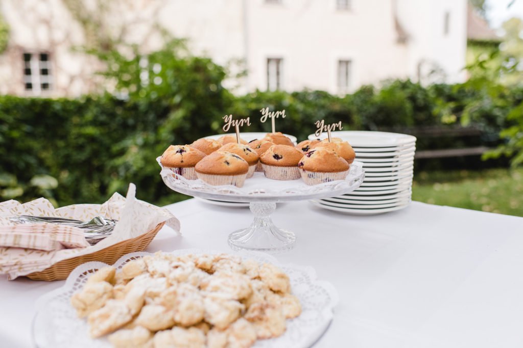 Muffins am Kuchenbuffet einer Hochzeit